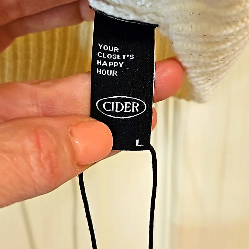 NWT Cider Crop Top with White Peaches - Picture 9 of 12